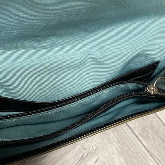 COACH PATENT WRISTLET BAG OLIVE COLOR MULTIPLE COMPARTMENTS - Picture 6 of 12